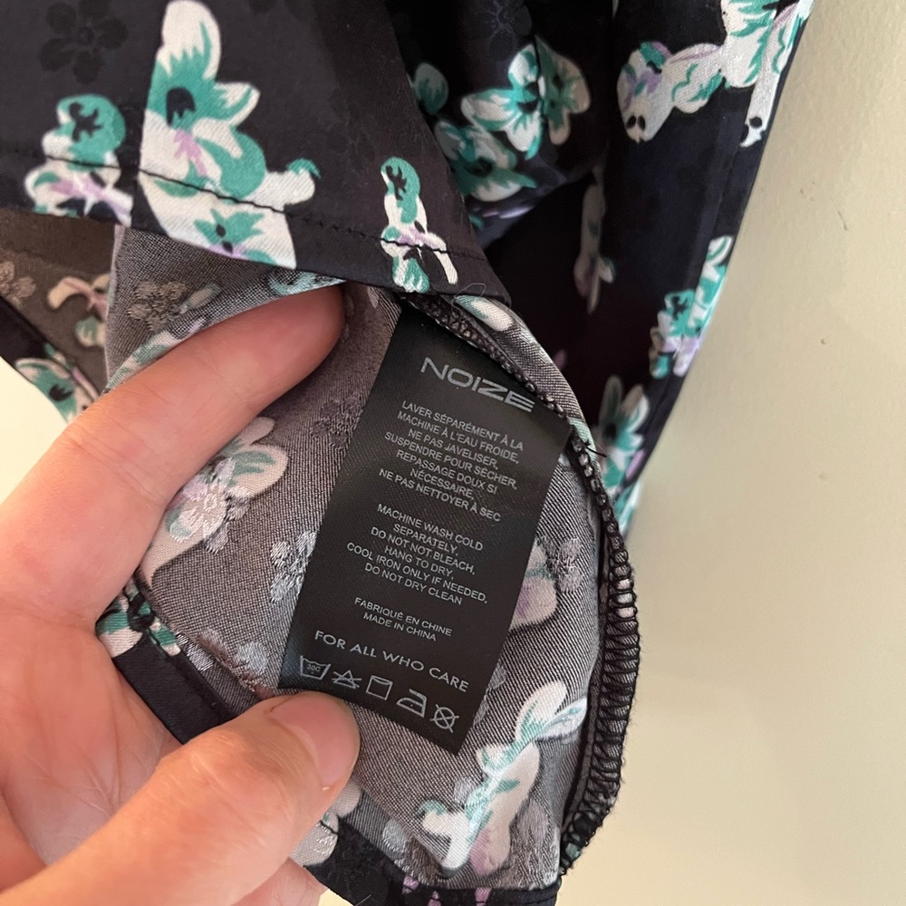 Like new Noize Black Floral Top XS - Picture 4 of 6